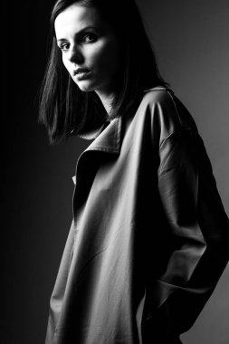 Trençkotlu güzel genç kız