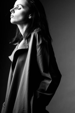 Trençkotlu güzel genç kız