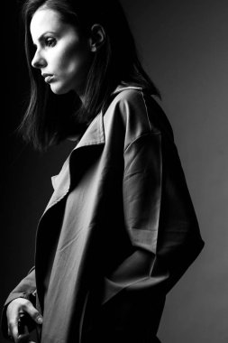 Trençkotlu güzel genç kız