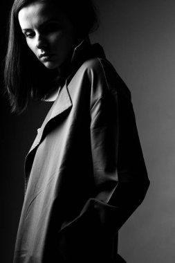 Güzel genç kız siyah beyaz portre