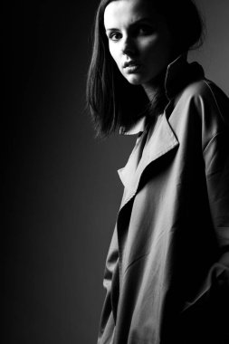 Güzel genç kız siyah beyaz portre