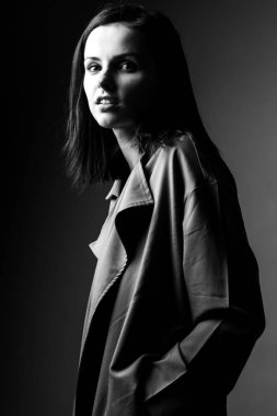 Güzel genç kız siyah beyaz portre