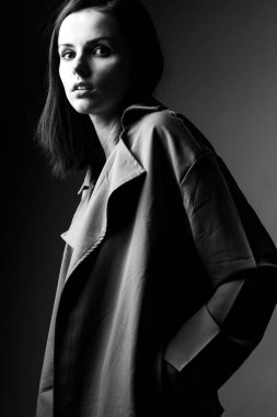 Güzel genç kız siyah beyaz portre