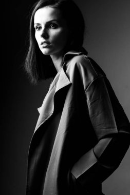 Güzel genç kız siyah beyaz portre