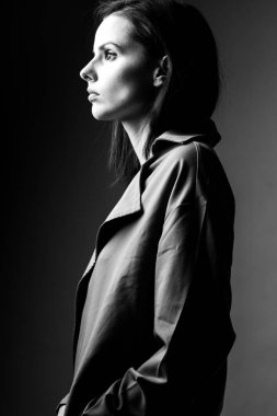 Güzel genç kız siyah beyaz portre