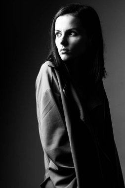 Güzel genç kız siyah beyaz portre