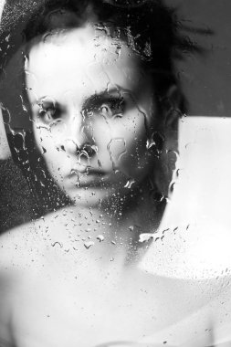 Güzel genç kız siyah beyaz portre