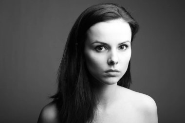Güzel genç kız siyah beyaz portre