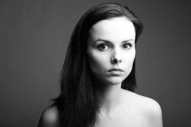 Güzel genç kız siyah beyaz portre