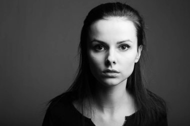 Güzel genç kız siyah beyaz portre