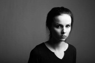 Güzel genç kız siyah beyaz portre