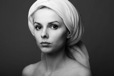 Güzel genç kız siyah beyaz portre