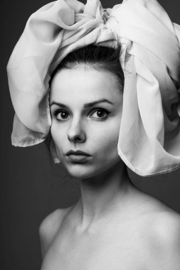 Güzel genç kız siyah beyaz portre