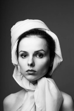 Güzel genç kız siyah beyaz portre