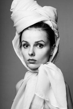 Güzel genç kız siyah beyaz portre