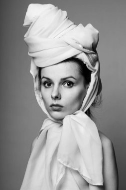 Güzel genç kız siyah beyaz portre