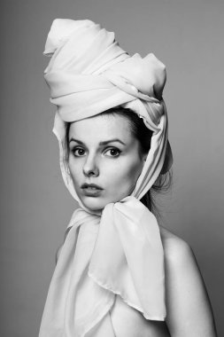 Güzel genç kız siyah beyaz portre