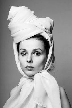 Güzel genç kız siyah beyaz portre