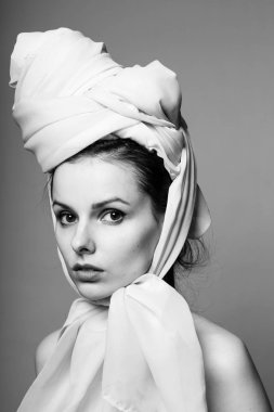 Güzel genç kız siyah beyaz portre