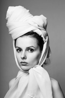 Güzel genç kız siyah beyaz portre