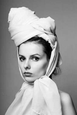 Güzel genç kız siyah beyaz portre