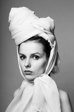 Güzel genç kız siyah beyaz portre