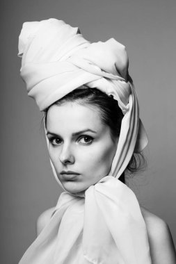 Güzel genç kız siyah beyaz portre