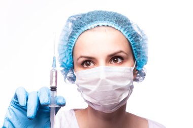 Gözlüklü ve eldivenli genç bir kız elinde bir şırınga tutuyor.