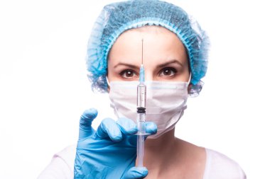 Gözlüklü ve eldivenli genç bir kız elinde bir şırınga tutuyor.