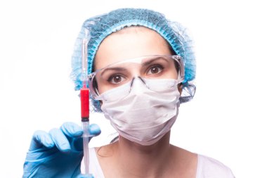 Gözlüklü ve eldivenli genç bir kız elinde bir şırınga tutuyor.