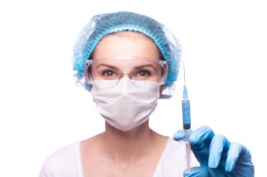 Gözlüklü ve eldivenli genç bir kız elinde bir şırınga tutuyor.