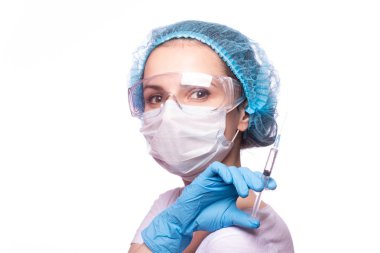 Gözlüklü ve eldivenli genç bir kız elinde bir şırınga tutuyor.