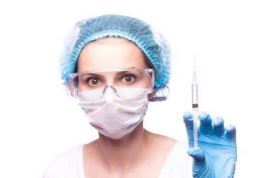 Güzel bir genç kız elinde şırıngayla