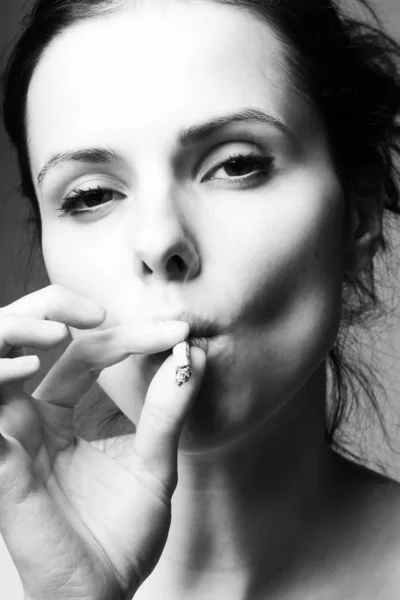 Beautiful Young Girl Cigarette Her Mouth Black White Photo — Stock Photo, Image