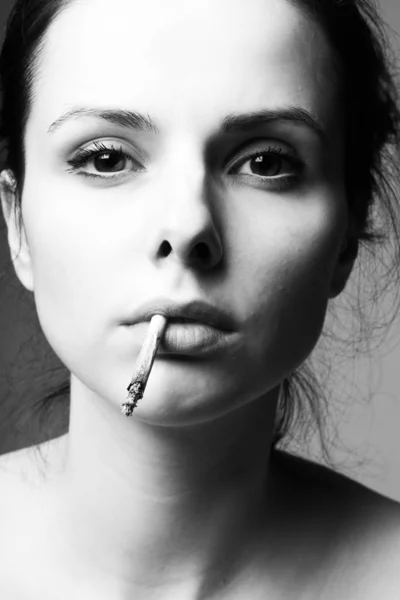 Ağzında Sigarayla Güzel Bir Genç Kız Siyah Beyaz Bir Fotoğraf — Stok fotoğraf
