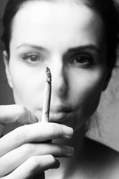 Schöne Junge Mädchen Mit Einer Zigarette Mund Schwarz Weiß Foto — Stockfoto