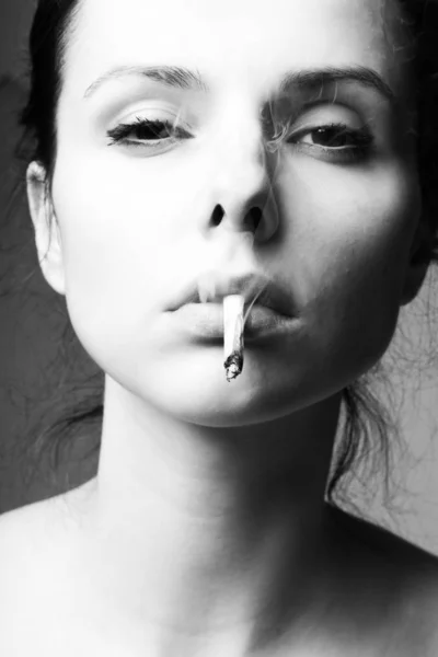 Beautiful Young Girl Cigarette Her Mouth Black White Photo — Stock Photo, Image