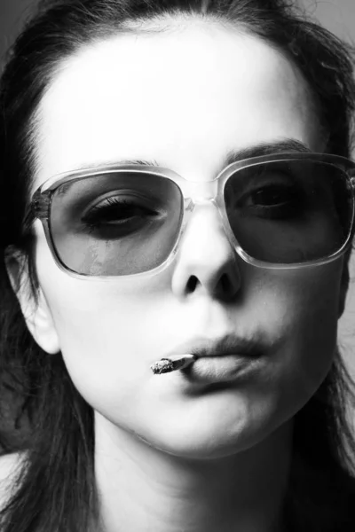 Menina Bonita Óculos Sol Com Cigarro Boca Foto Preto Branco — Fotografia de Stock