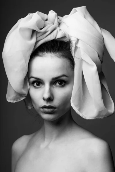 美しい若い女の子黒と白の肖像画 — ストック写真