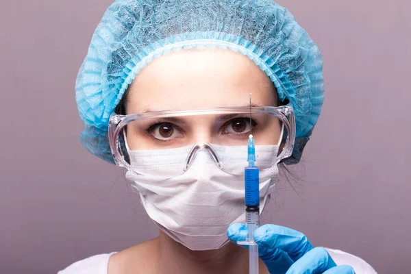 Vacker Ung Flicka Medicinsk Mask Bär Glasögon Och Handskar Håller — Stockfoto
