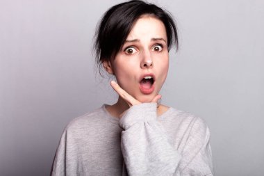 Gri arka planda güzel, anlamlı bir kadın, tek renk.