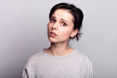 Gri arka planda güzel, anlamlı bir kadın, tek renk.