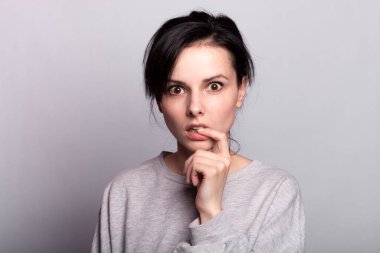 Gri arka planda duygusal bir kadın