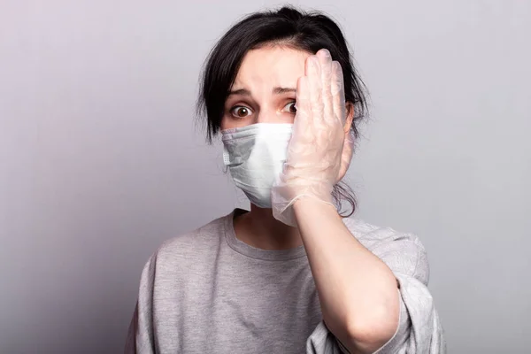 Kvinna Medicinsk Mask Och Handskar Bekämpar Viruset Sjukvård — Stockfoto