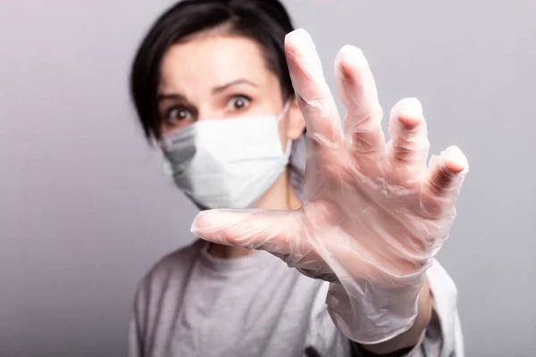 Kvinna Medicinsk Mask Och Handskar Virusskydd Grå Bakgrund — Stockfoto