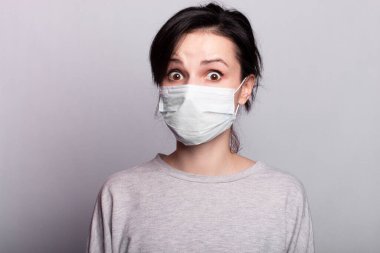 Koruyucu tıbbi maskeli esmer, yakın plan portre.