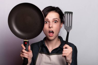 Yemek pişiren kadın, mutfak, gri arka plan
