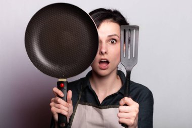 Yemek pişiren kadın, mutfak, gri arka plan