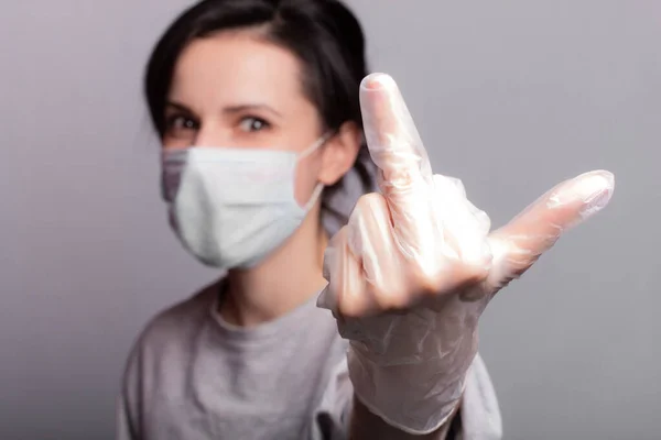 Donna Maschera Medica Guanti Protezione Dal Virus Sfondo Grigio — Foto Stock