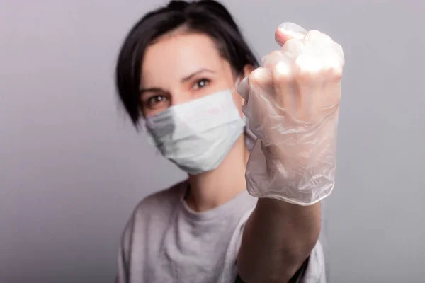 Vacker Kvinna Medicinsk Mask Och Handskar Visar Stopp Hand Skydd — Stockfoto